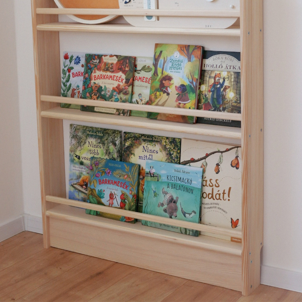 Kleines Montessori Bücherregal – aus massivem Kiefernholz 80×92×12 cm