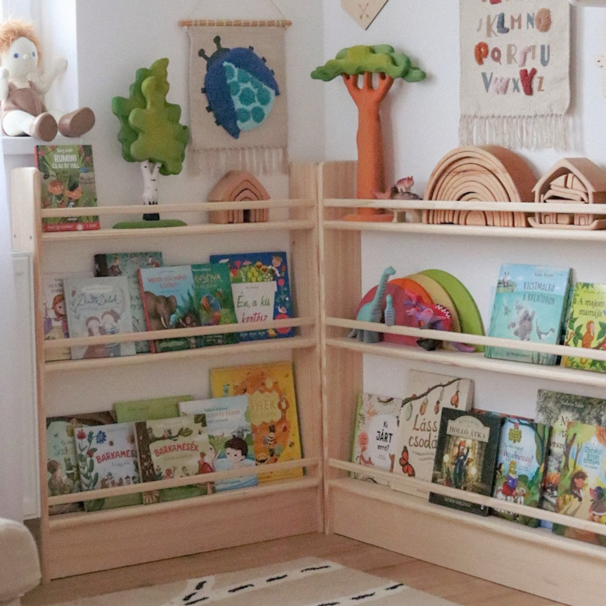 Kleines Montessori Bücherregal – aus massivem Kiefernholz 80×92×12 cm