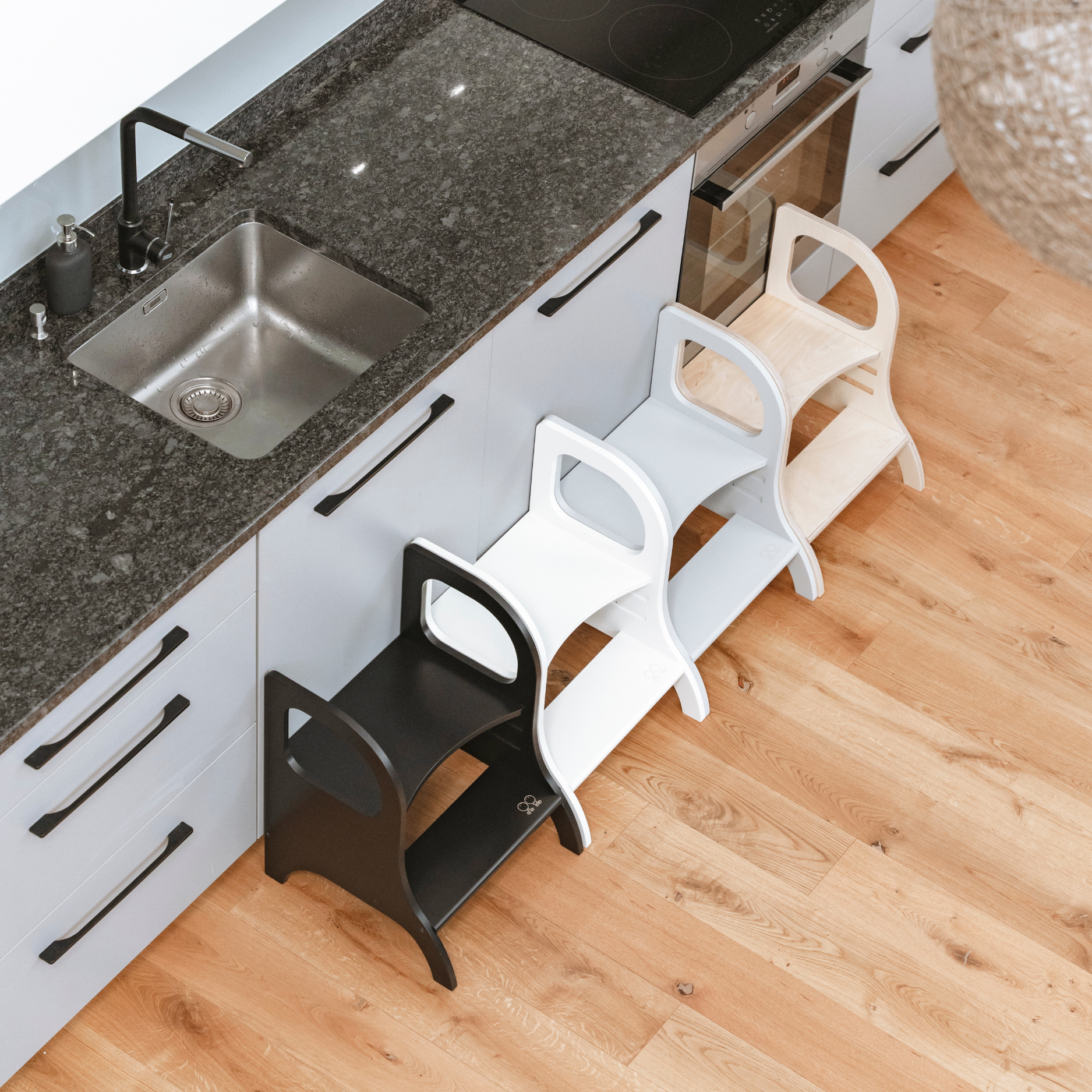 MIIMO® – Höhenverstellbarer Montessori Tritthocker aus Holz