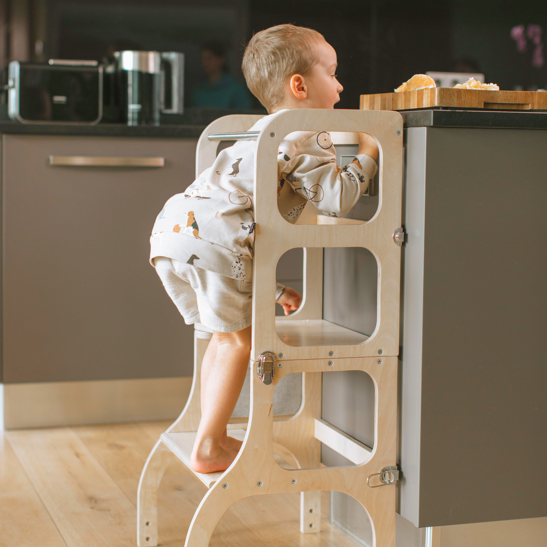 STEP’n’SIT® – Montessori Lernturm & Tisch 2-in-1 aus Holz