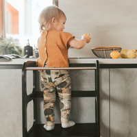STEP’n’SIT® – Montessori Lernturm & Tisch 2-in-1 aus Holz