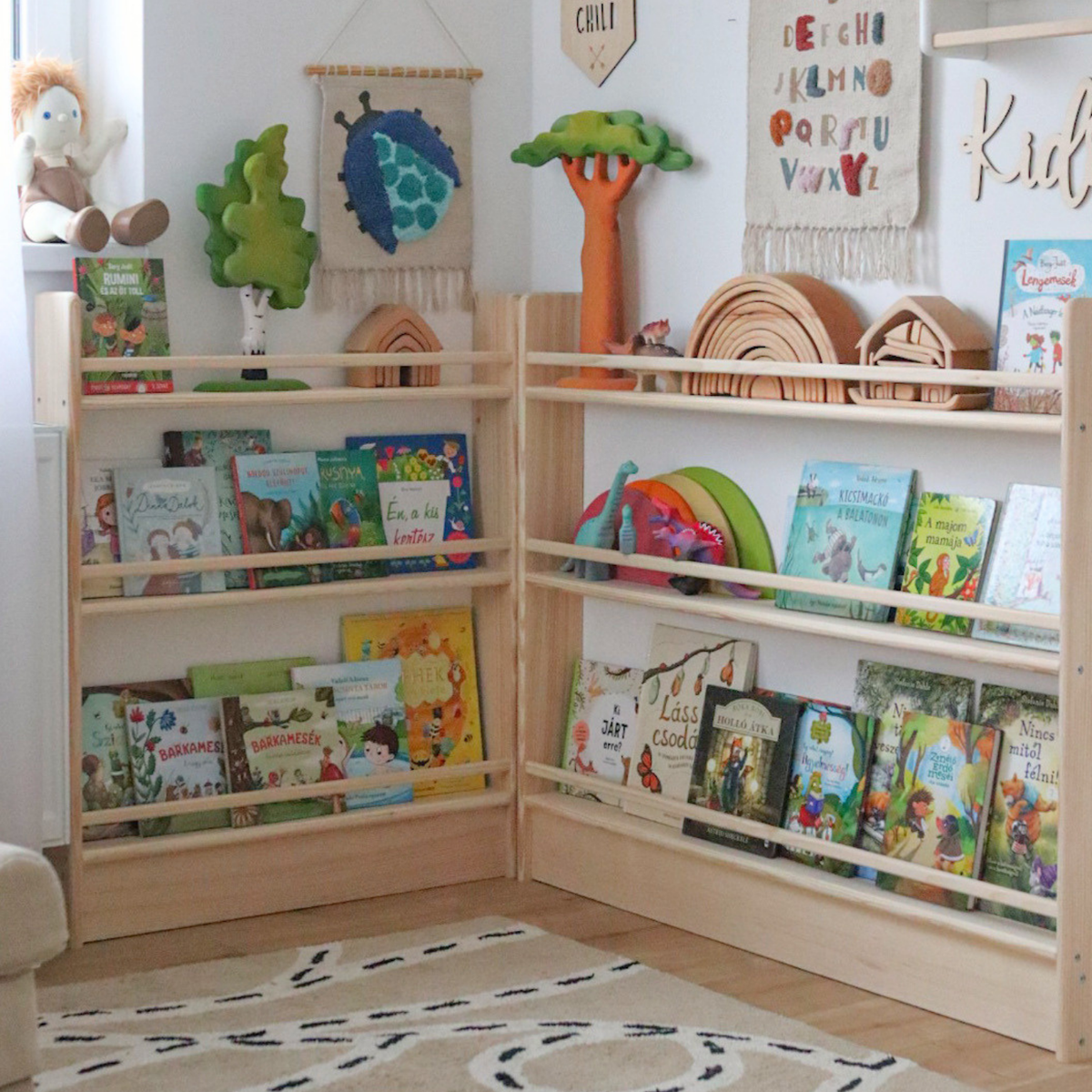 Breites Montessori Bücherregal – aus massivem Kiefernholz 120×92×12 cm