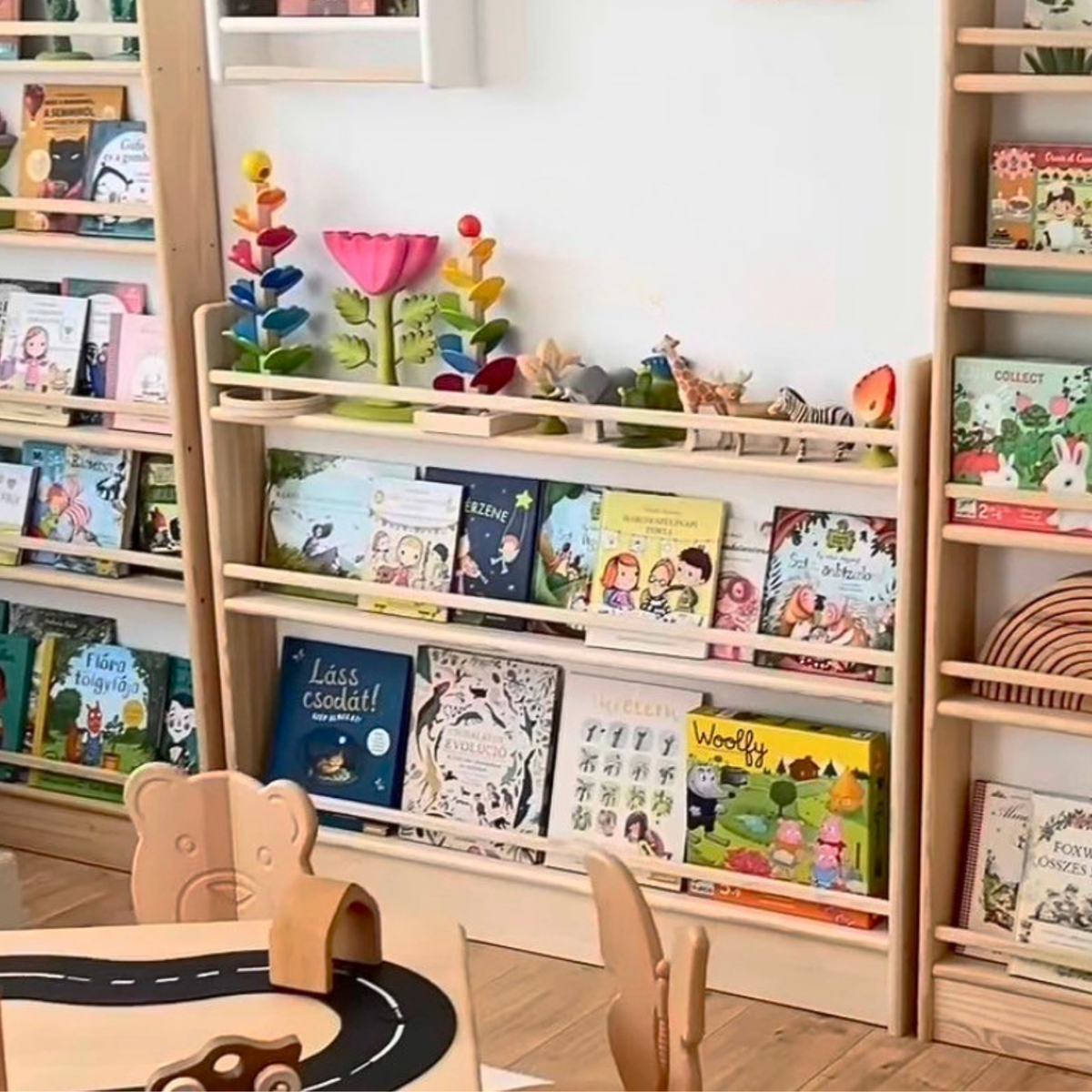 Breites Montessori Bücherregal – aus massivem Kiefernholz 120×92×12 cm