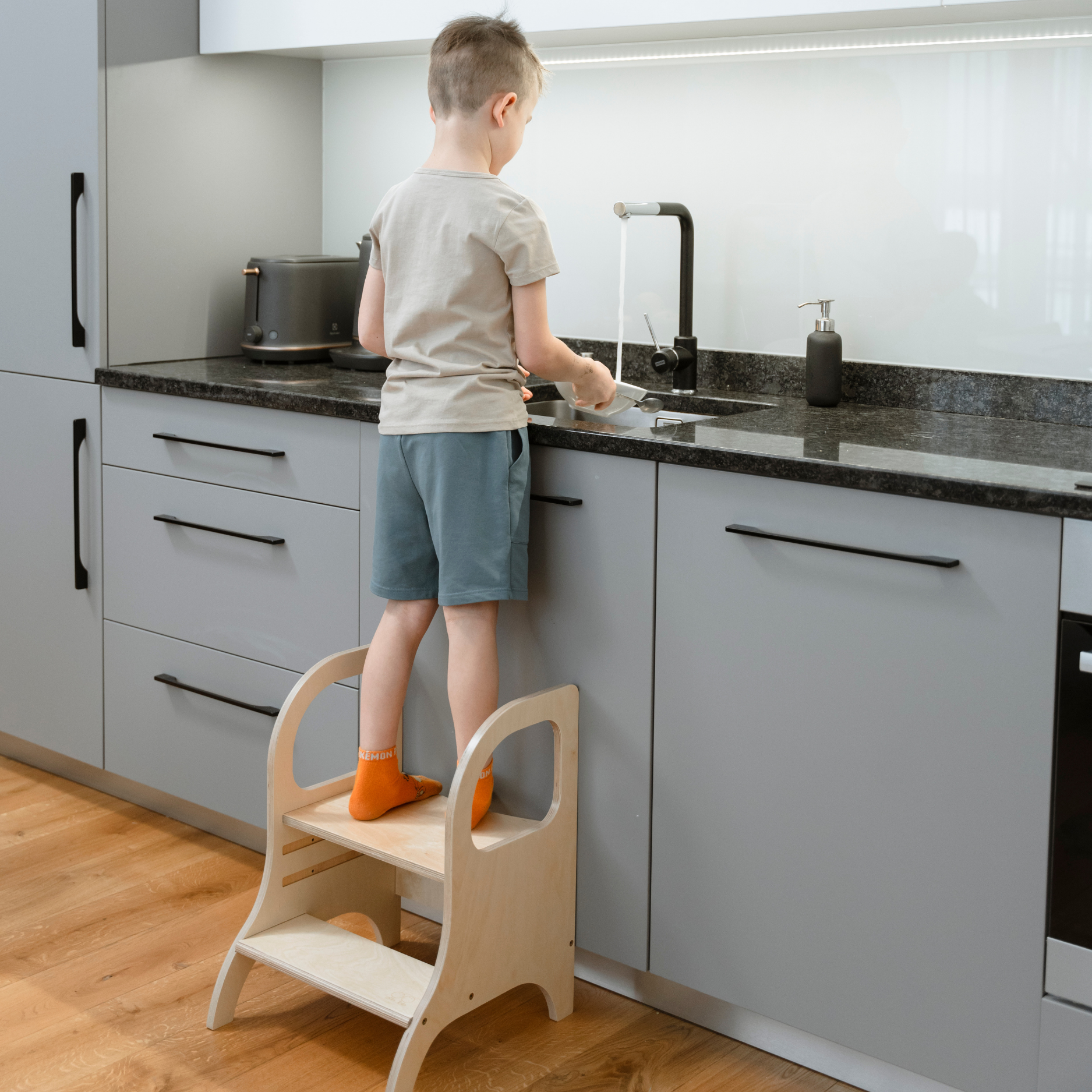 MIIMO® – Höhenverstellbarer Montessori Tritthocker aus Holz