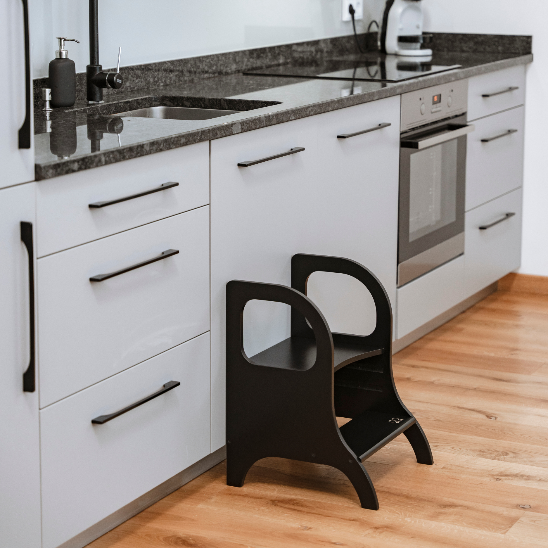 MIIMO® – Höhenverstellbarer Montessori Tritthocker aus Holz