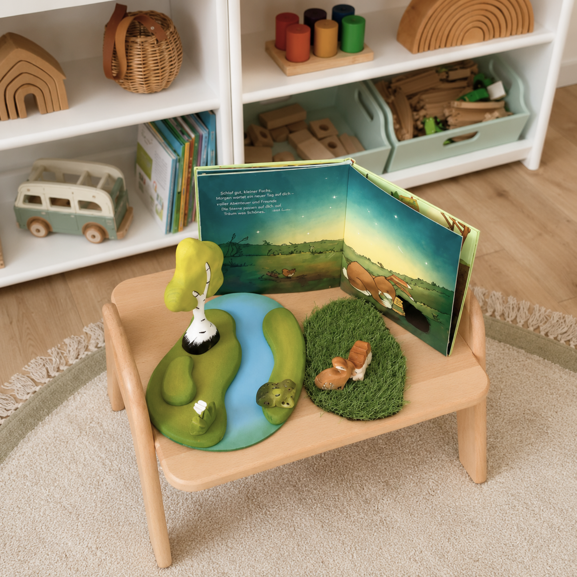 Montessori Bodentisch aus massivem Buchenholz