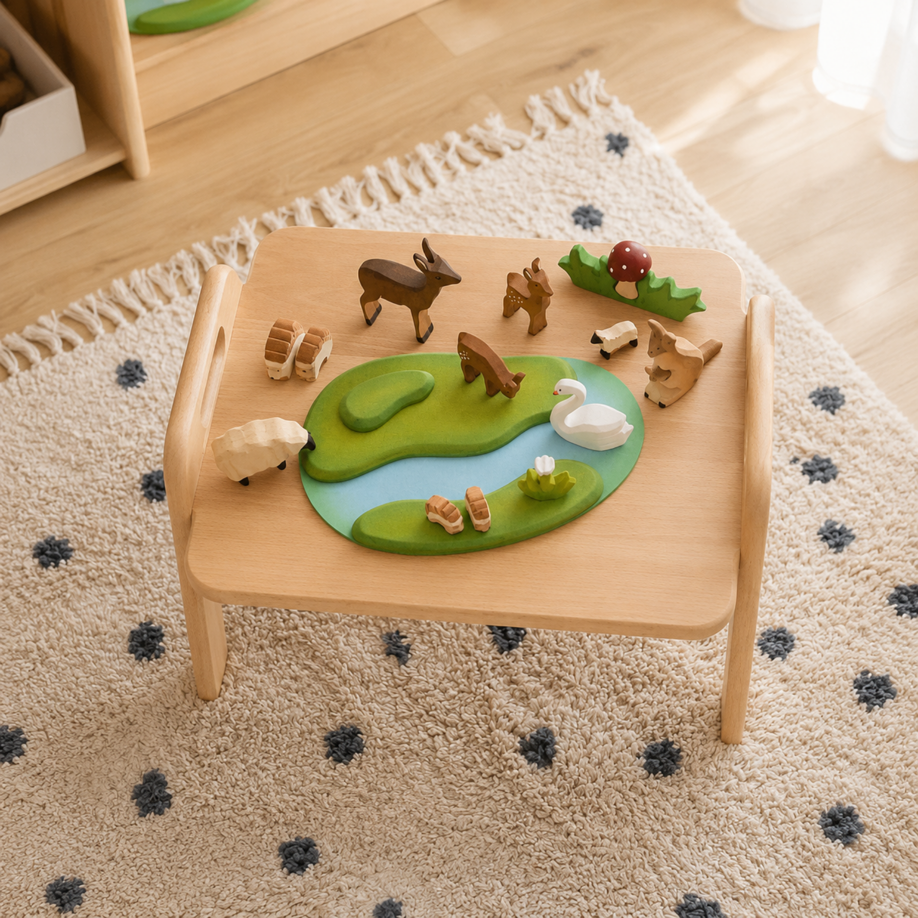 Montessori Bodentisch aus massivem Buchenholz