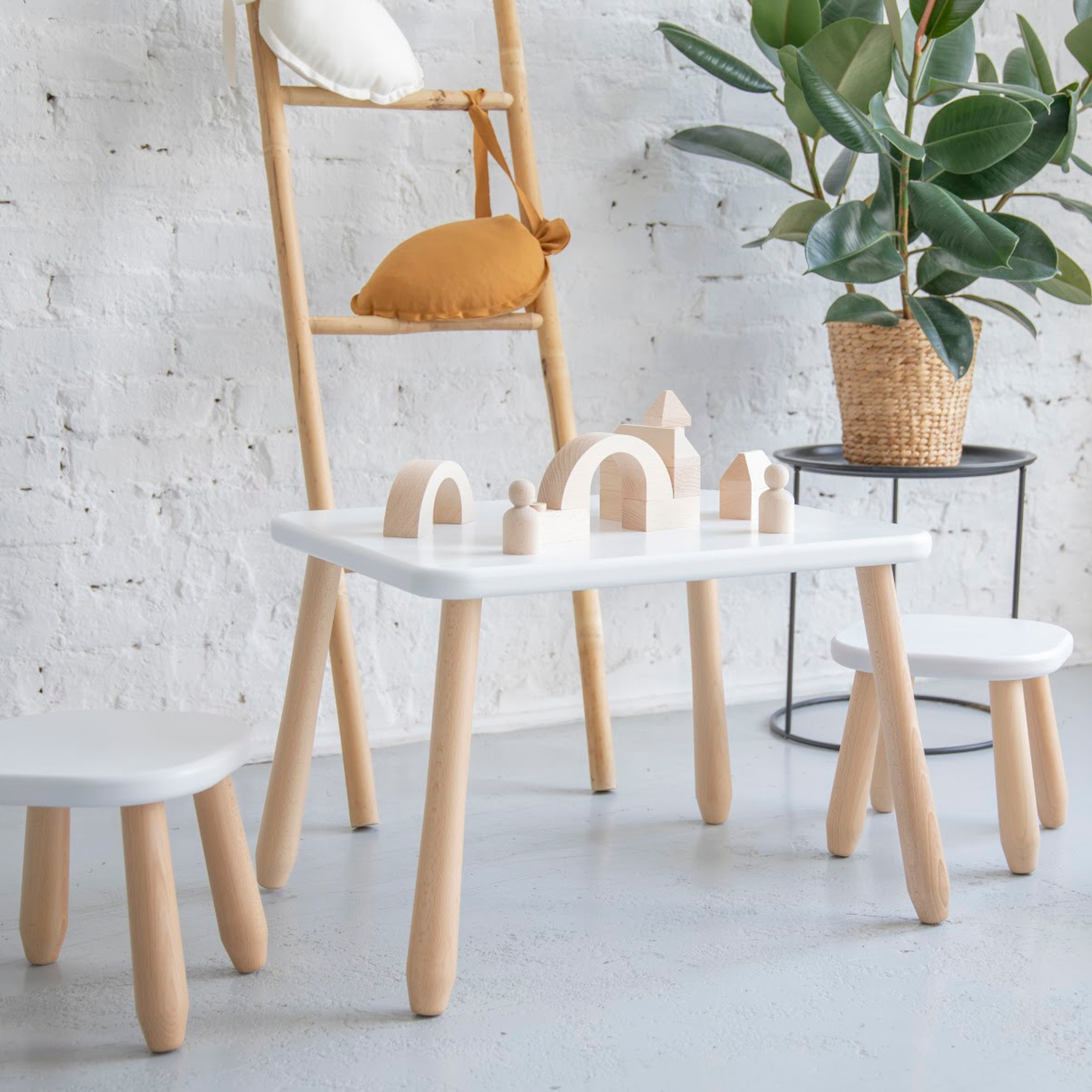 Duo Set "Minimal" – Kindertisch & 2 Hocker aus massivem Buchenholz